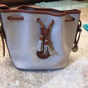 Beautiful Dooney & Bourke Vintage ivory Bucket Bag